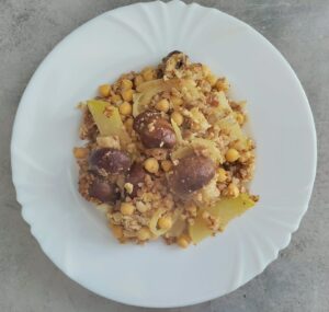 Egybensült hajdinás csicseriborsó–gomba zöldséges tál